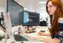 une femme en formation Cloud & DevOps Engineer