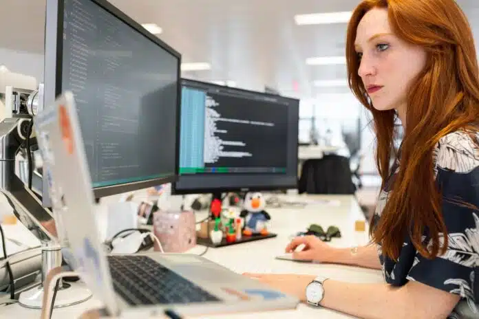 une femme en formation Cloud & DevOps Engineer