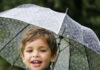 un enfant avec son parapluie