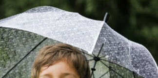 un enfant avec son parapluie