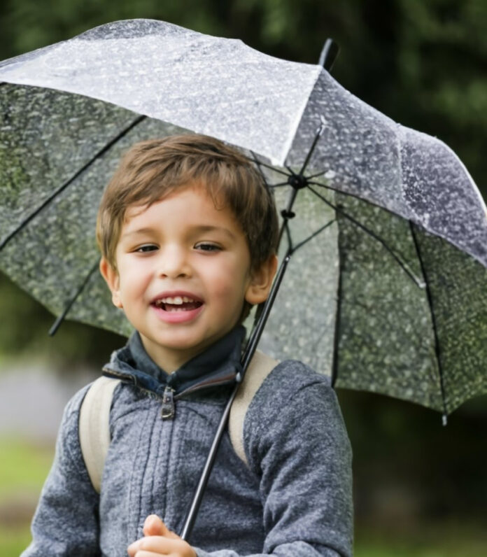 un enfant avec son parapluie