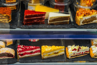 Vitrine réfrigérée mettant en valeur des produits frais en libre-service