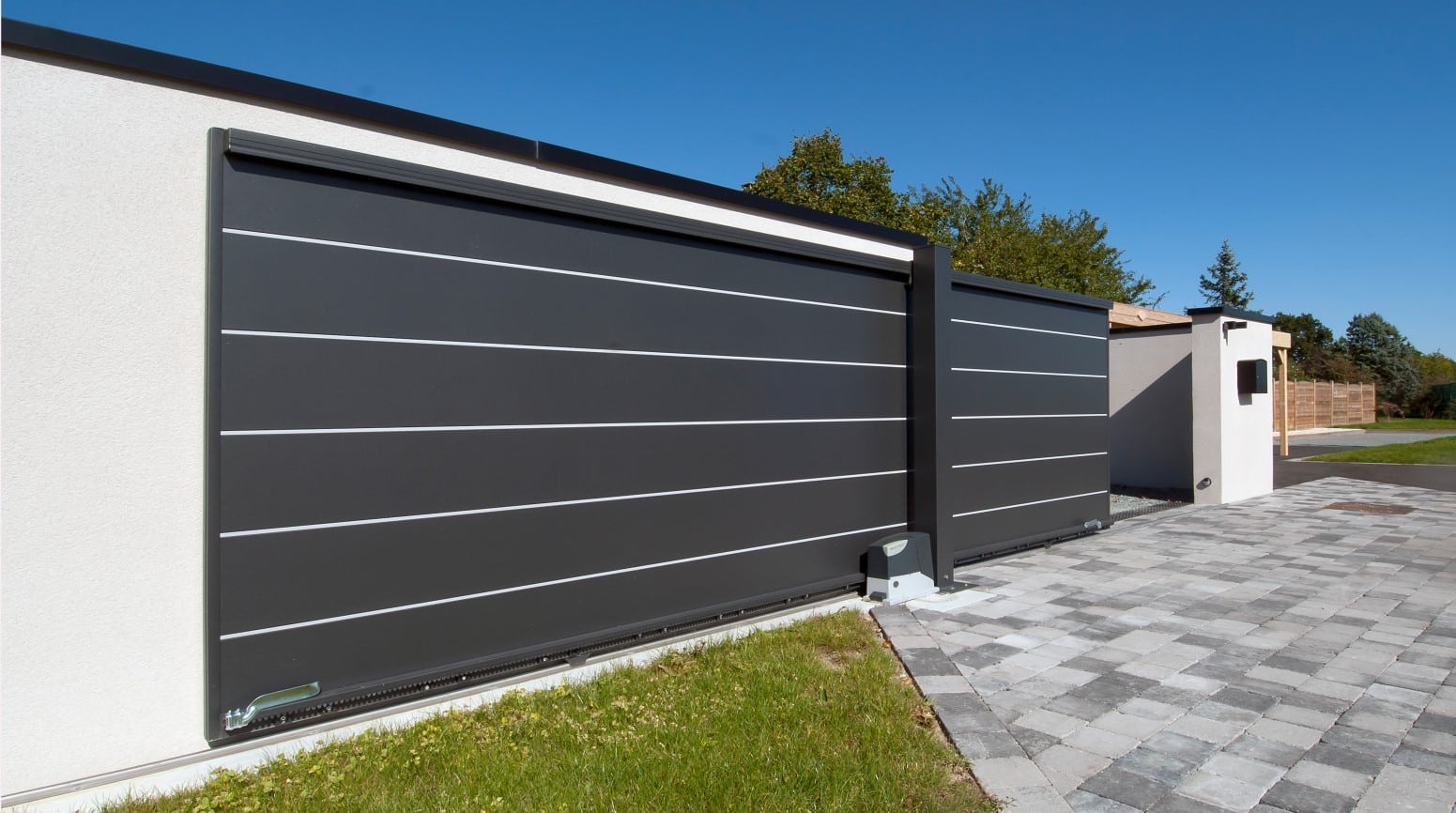 Pourquoi installer un portail coulissant en aluminium