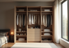 Armoire ouverte dans une chambre lumineuse avec vêtements minimalistes