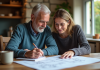 Couple dans la cuisine examine des plans de maison