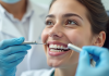 Personne souriante dans une clinique dentaire moderne avec guide de teinte
